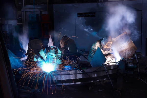 Welders working at the factory — Stock Photo, Image