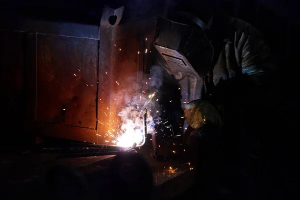 Svářeče pracující v továrně — Stock fotografie