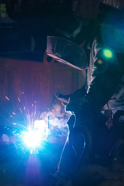 Welders working at the factory — Stock Photo, Image