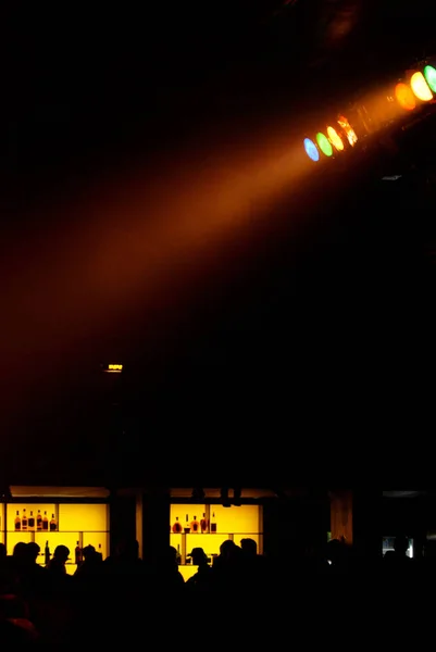 Gele floodlight voor het verlichten van de gloed in het donker — Stockfoto