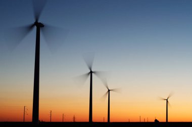 Rüzgar enerji üretimi, Rüzgar türbinleri gün batımı ile tarım arazileri üzerinde