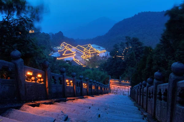 I tetti dei monasteri di Wudang di notte . — Foto Stock