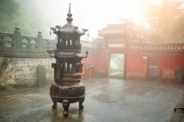 Bela arquitetura no templo de Wudang antigo em dia chuvoso, WudangShan — Fotografia de Stock