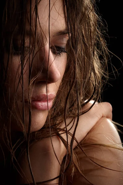 Güzel uzun saçlı esmer kadın portre, ıslak yüz studio vurdu — Stok fotoğraf