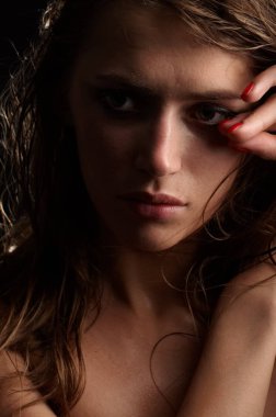 güzel uzun saçlı esmer üzgün kadın portre, stüdyo vurdu