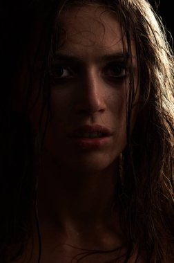 güzel uzun saçlı esmer kadın portre, ıslak yüz studio vurdu