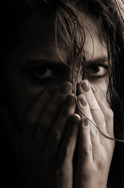 Retrato de mujer deprimida con las manos cubriendo la cara, la cara húmeda, toma de estudio — Foto de Stock