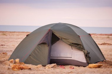 gün batımında sahilde kamp