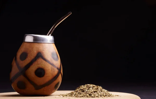 Té tradicional sudamericano de yerba mate en el círculo de calabaza y Bombilla. Fondo negro —  Fotos de Stock