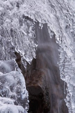 Donmuş dere ile dağ manzarası