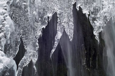 Donmuş dere ile dağ manzarası