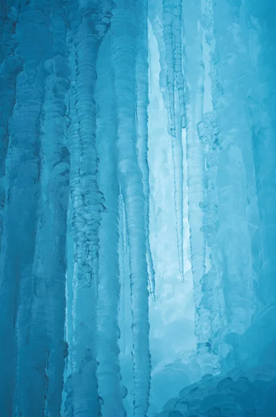 Uma cachoeira congelada com gelo em uma cor azul e branca no inverno — Fotografia de Stock