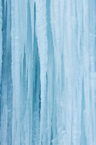 Mrożone wodospad z lodu w kolorze niebieskim i białym w zimie — Zdjęcie stockowe