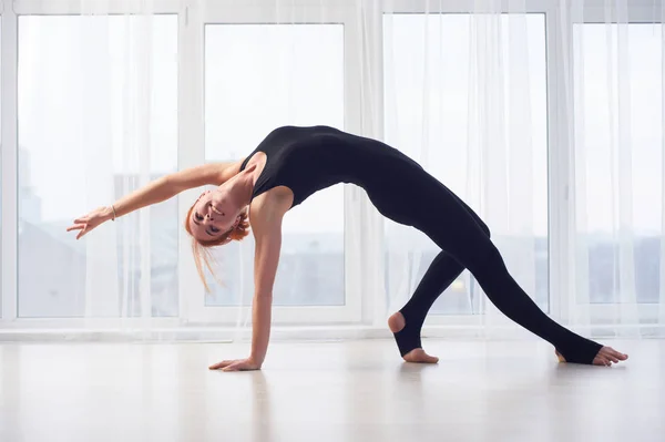 Bella forma sportiva yogini donna pratica yoga asana Camatkarasana - Wild Thing Pose nello studio di yoga . — Foto Stock