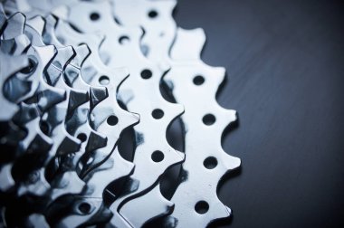 Yeni boş arka dağ bisikleti kaset siyah arka plan üzerine yakın çekim