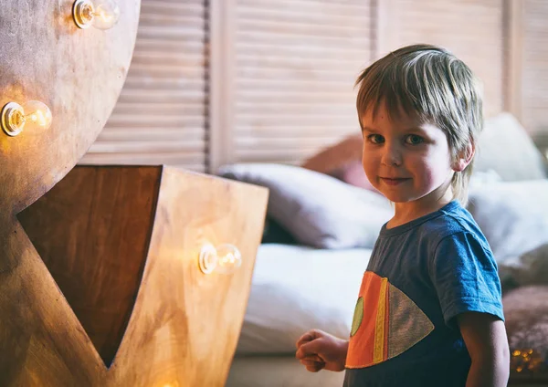 Πορτρέτο του ένα μικρό αγόρι, χαμογελαστό πρόσωπο και κοιτάζοντας φωτογραφική μηχανή, Happy kid χαλαρώνοντας στο σπίτι για το σαββατοκύριακο. — Φωτογραφία Αρχείου