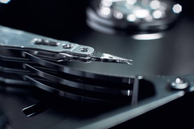 Parçalanmış hard disk. Baş, manyetik disk ve Milli yakın çekimini oku.