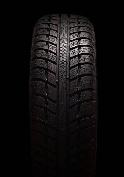 Tout nouveau modèle de pneu d'hiver sur fond noir — Photo