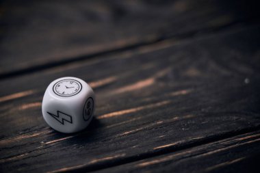 Küplerde tuhaf yaşam tarzı sembolleri var. Üst tarafta zaman işareti