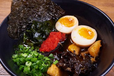 Geleneksel Japon çorbası ramen eriştesi, dilimlenmiş chiken, yumurta. Yaklaş.