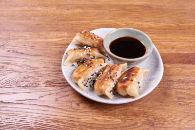 Soya soslu taze pişmiş hamur tatlısı. Ahşap arka planda.