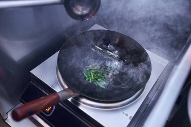 Tavada sebzeli erişte pişirme işlemi, geleneksel Asya yemekleri..