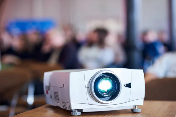 Close Multimedia Projector Blurred People Background — Stock Photo, Image