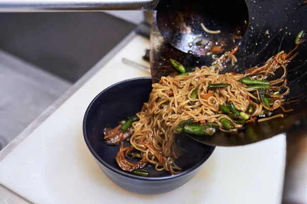 Cooking process fried noodles with vegetables in the wok, traditional asian food — Stock Photo, Image