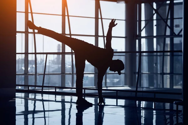 Mladý Muž Cvičí Jógu Asana Uvnitř Prázdné Hale Letiště — Stock fotografie