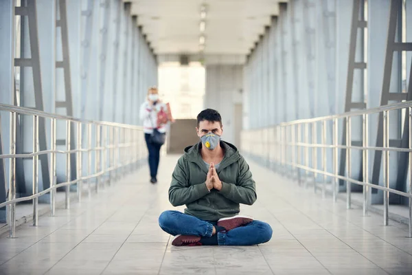 Hombre Está Meditando Lugar Público Vacío Con Una Máscara Coronavirus — Foto de Stock