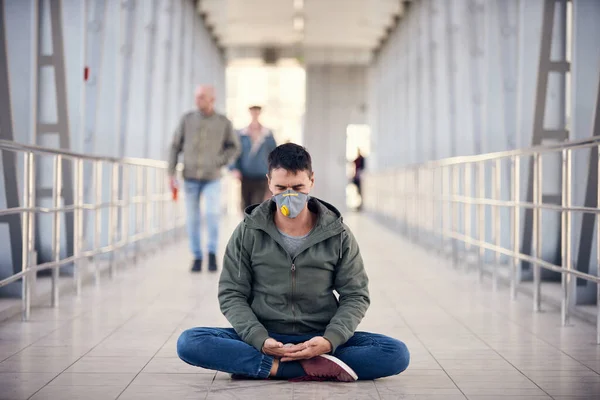 Hombre Está Meditando Lugar Público Vacío Con Una Máscara Coronavirus — Foto de Stock