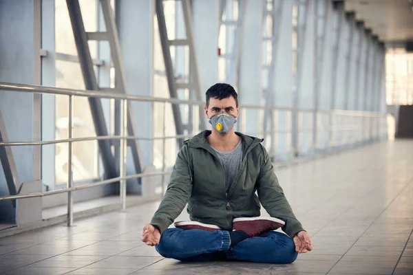 Uomo Sta Meditando Luogo Pubblico Vuoto Con Una Maschera Coronavirus — Foto Stock