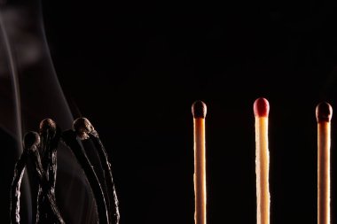 Yanan kibritlerle birlikte koronavirüs salgını yayılması fikri. Salgını sosyal mesafeden durdurma fikri.