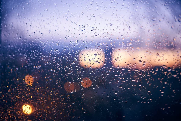 夕景を背景に窓を濡らす — ストック写真