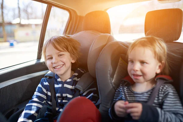 Araba Koltuklarında Oturan Güzel Çocukların Portresi Çocuk Taşımacılığı Güvenliği — Stok fotoğraf