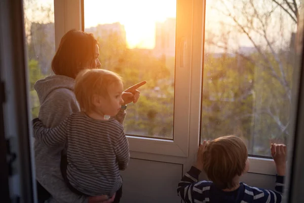 Mor Med Två Söner Tittar Genom Fönstret Vid Solnedgången Isolering — Stockfoto