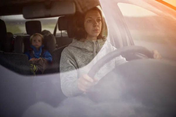 Anne Araba Kullanıyor Çocuk Arka Koltukta Güvenli Koltukta Oturuyor — Stok fotoğraf