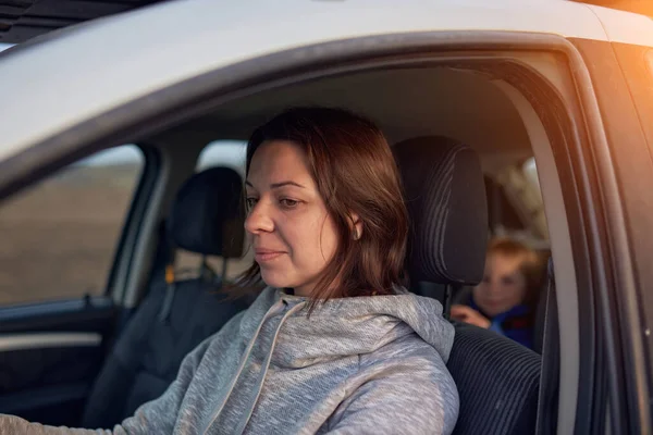 Madre Conduce Coche Niño Asiento Seguridad Asiento Trasero — Foto de Stock