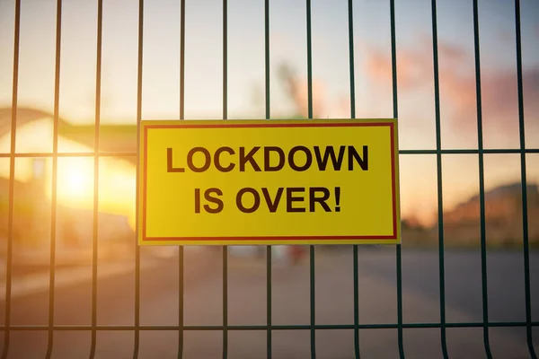 Lockdown Signo Una Valla Con Vista Borrosa Ciudad Fondo Atardecer —  Fotos de Stock