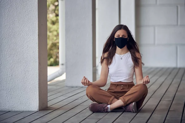 Donna Sta Meditando Luogo Pubblico Vuoto Con Una Maschera Epidemia — Foto Stock