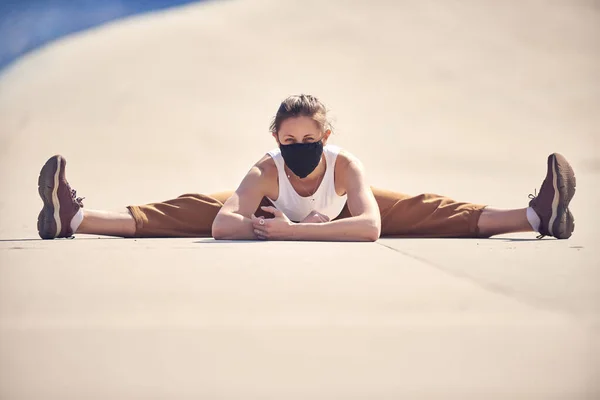 Mujer Está Haciendo Yoga Ciudad Vacía Con Una Máscara Epidemia — Foto de Stock