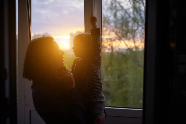 Mother Baby Looks Out Window Sunset Isolation Home Virus Outbreak — Stock Photo, Image