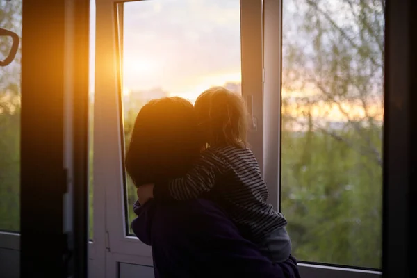 Mãe Com Bebê Olha Para Fora Janela Pôr Sol Isolamento — Fotografia de Stock