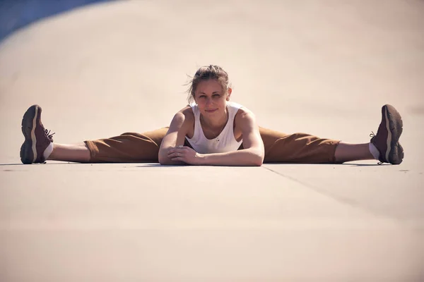 Mooie Jonge Vrouw Beoefent Yoga Stad — Stockfoto