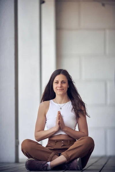 Hermosa Joven Practica Yoga Ciudad — Foto de Stock