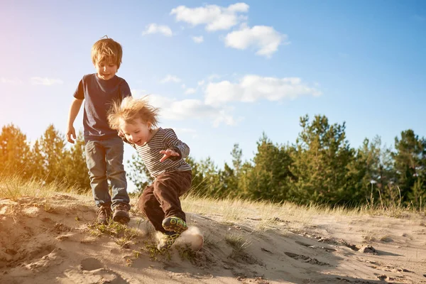 Gelukkige Jongens Springen Zand Zonnige Dag — Stockfoto