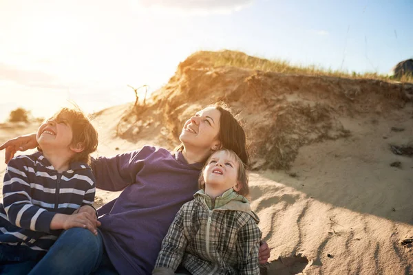 Mutter Spielt Bei Sonnenuntergang Mit Ihren Beiden Söhnen Freien — Stockfoto