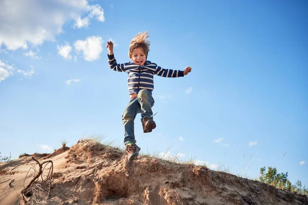 Glücklicher Junge Springt Sonnigem Tag Auf Sand — Stockfoto