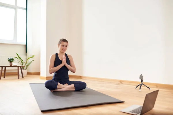 Femme Faisant Yoga Ligne Ordinateur Caméra Dans Son Salon Style — Photo