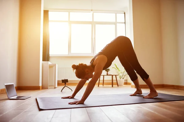 Femme Faisant Yoga Ligne Ordinateur Caméra Dans Son Salon Style — Photo